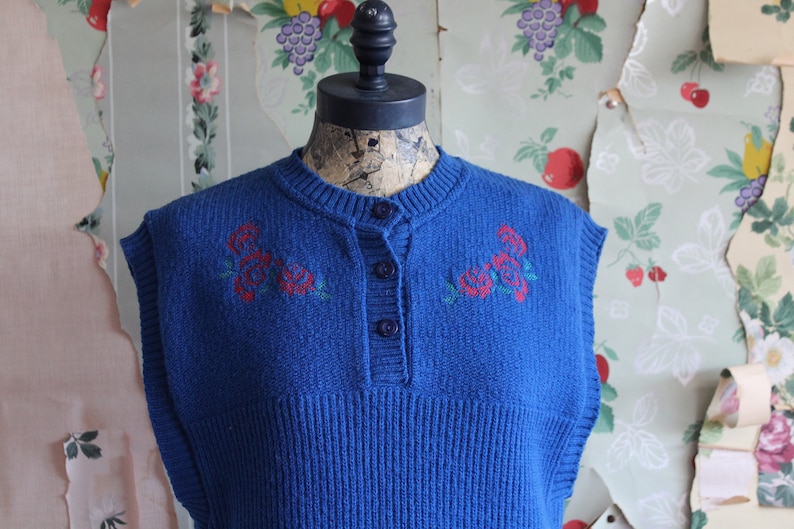 Medium Vintage Blue Pendleton Embroidered Roses Wool Sweater Vest Virgin Wool.