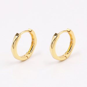 カスタムハンドメイド 1ペア デリカシー 18kt ゴールドフィルド 小型軽量チャームセクション ジルコン ハギーフープイヤリング ミニマル スタイリッシュ ブティックブランド