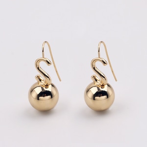 Personalizado hecho a mano 1 par delicadeza 16kt oro relleno S carta bola bola Stud pendientes moda gancho exagerar temperamento pendientes al por mayor