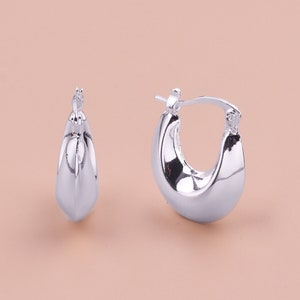 カスタムハンドメイド 1ペア 上品なシルバーメッキ 大胆で厚く滑らかな質感のセクションフープイヤリング スタイリッシュなブティックブランド 工場卸売