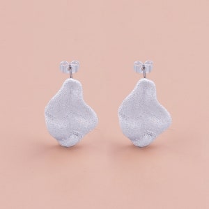 Custom Handmade 1 Pair Dainty Silver Plated Minimal Stylish Temperament Irregular Texture Stud Earrings Personality Charm Boutique Brands