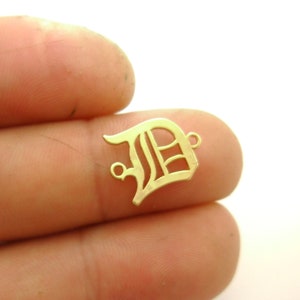 Para los negocios, 30pcs Old English Gothic Gold Initial Charms Pulseras iniciales Conectores "D", proveedor de fábrica de joyería personalizada personalizado