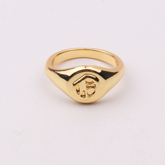 Feel Of Love Name Engraved Signet Gold Couple Rings