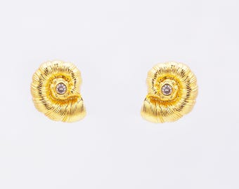 Fábrica de pendientes personalizados y hechos a mano con forma de concha marina, bañados en oro, para marcas y boutiques.