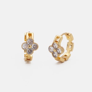 Custom Handmade 1 Pair Delicate 16kt Gold Filled White Zircon Flower Shape Light Weight Small Earrings 16mm Factory For Brands Boutique