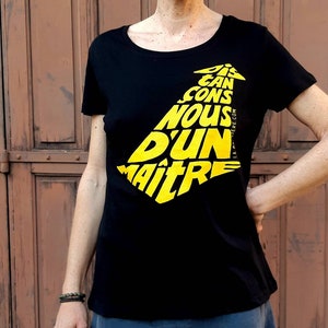 Women&#39;s T-shirt Black &quot;Let&#39;s distance ourselves from a master&quot; yellow calligram Size S - Organic cotton