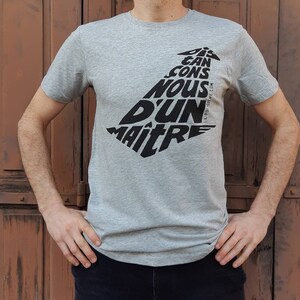T-Shirt Man Grey meliert Calligram &quot;Lass uns einen Meister loswerden&quot; Schwarz - Größe M - Bio-Baumwolle