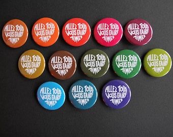 Insignia “Déjanos amarte todos”, caligrama blanco sobre el color que elijas, 38 mm de diámetro