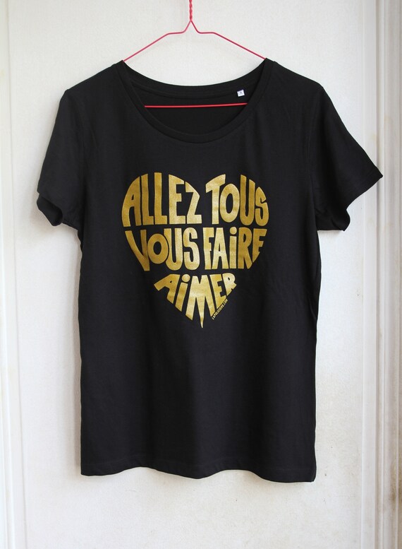 Camiseta negra y dorada mujer sale