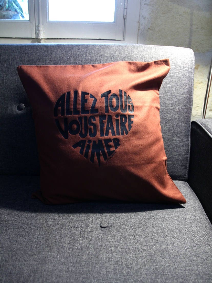 Housse de Coussin Marron Rouille Calligramme Noir Allez Tous Vous Faire Aimer - 100 % Coton 50 cm X/