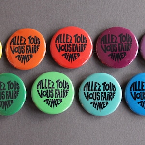 Magnet &quot;Allez tous vous faire aimer&quot;, Calligramme noir sur fond couleur au choix, 38 mm diamètre