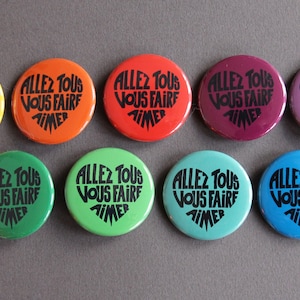 Badge Allez tous vous faire aimer, Calligramme noir sur fond couleur au choix, 38 mm diamètre image 1