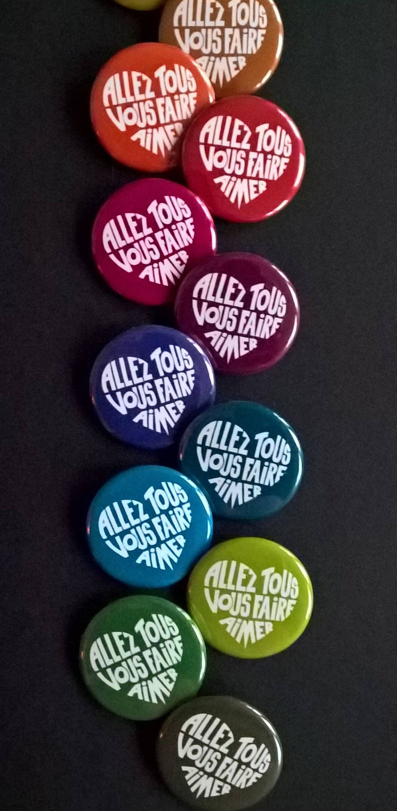 Badge Allez tous vous faire aimer, Calligramme blanc sur couleur au choix, 38 mm diamètre image 2