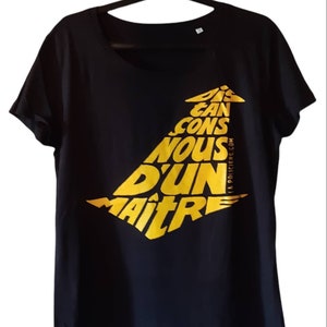 Women&#39;s T-shirt Black &quot;Let&#39;s distance ourselves from a master&quot; yellow calligram Size M - Organic cotton
