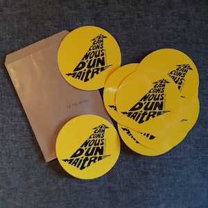 Autocollants/Stickers "Distançons-nous d'un maître" Calligramme noir sur fond jaune - Pochette de 10 stickers