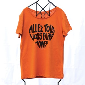 Camiseta Urbana Naranja Amémonos todos Caligrama Negro Talla M Algodón orgánico imagen 1