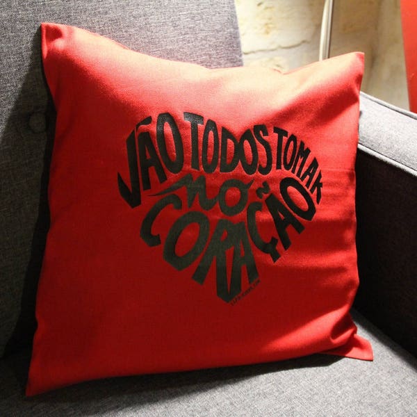 Housse de coussin Rouge Calligramme Noir "Vão todos tomar no coração" en portugais ("Allez tous vous faire aimer")  -  40 cm x 40 cm