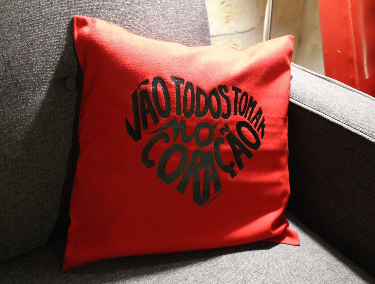 Housse de Coussin Rouge Calligramme Noir Vão Todos Tomar No Coração en Portugais | Allez Tous Vous F