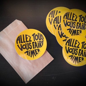 Aufkleber/Sticker "Go make yourself loved" Schwarzes Kalligramm auf gelbem Hintergrund - Packung mit 10 Aufklebern
