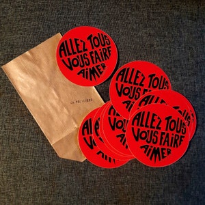 Pegatinas/Stickers "Let us all love you" Caligrama negro sobre fondo rojo - Paquete de 10 pegatinas