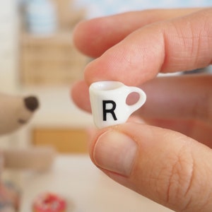 Caneca personalizada em miniatura - Copo com inicial de casa de bonecas - Maileg