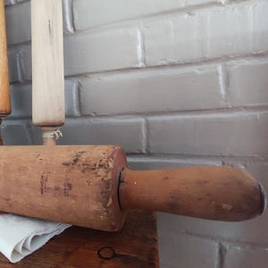 Mattarello grande francese antico in legno massello da 28,3", utensile primitivo