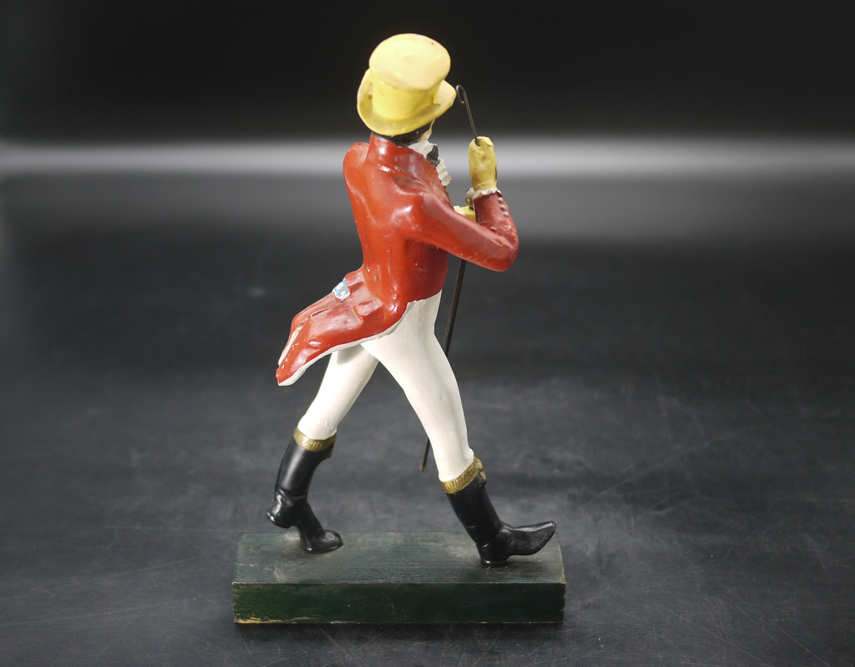 JHONNIE WALKER ストライディングマン像