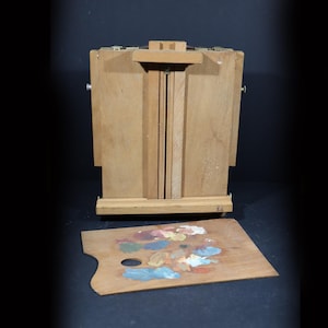 Estuche vintage de artista francés con caballete y paleta usada. Caballete de madera portátil con estuche de almacenamiento.