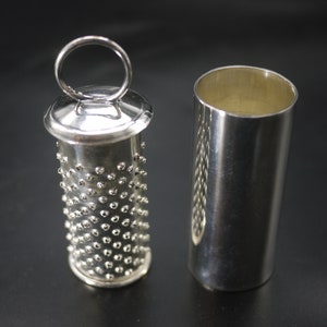 Grattugia Per Noce Moscata In Acciaio Inox - Con Vano Raccolta, Per Spezie E Scorz - Foto 3