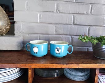 Juego de 2 cuencos de cerámica azul con forma de oveja y asa, marca Just Mugs, Inglaterra, década de 1990.