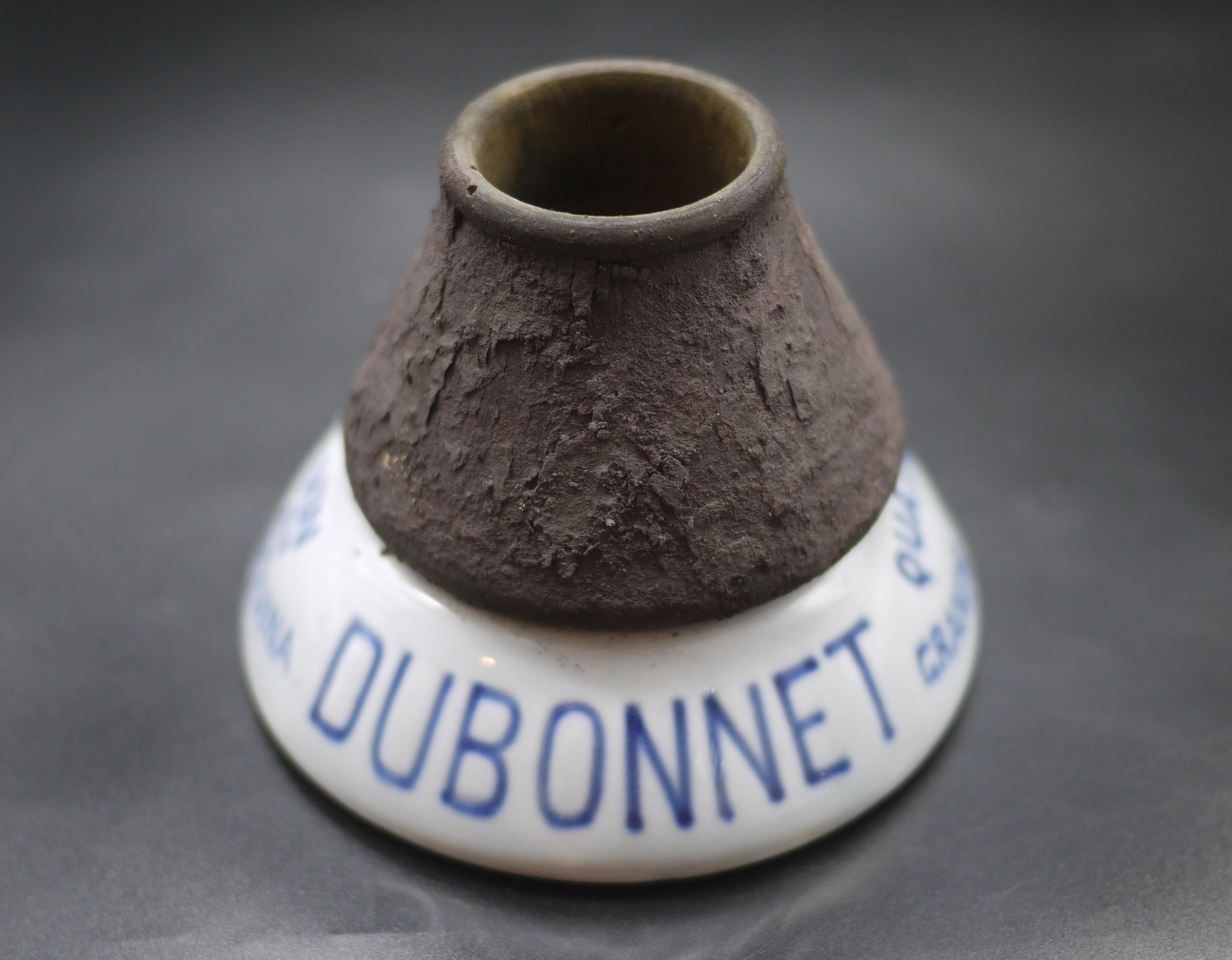 ANCIEN PYROGENE - GRATTOIR A ALLUMETTES - PORCELAINE - DUBONNET VIN AU  QUINQUINA - HAUTEUR 8 CM - BASE 10 CM.