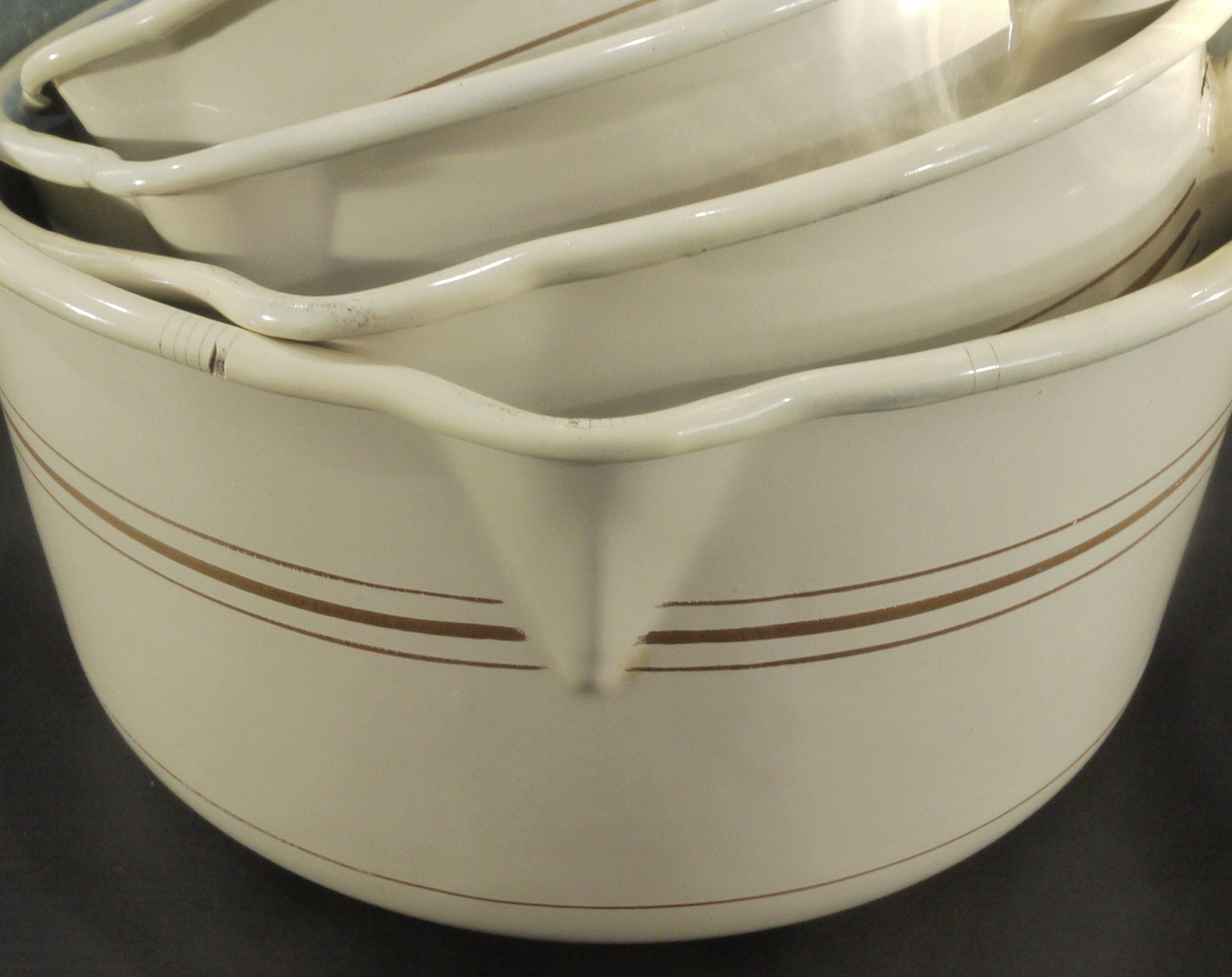 Set of 5 French Enamel Saucepan with Pour Spout Cream and Gold
