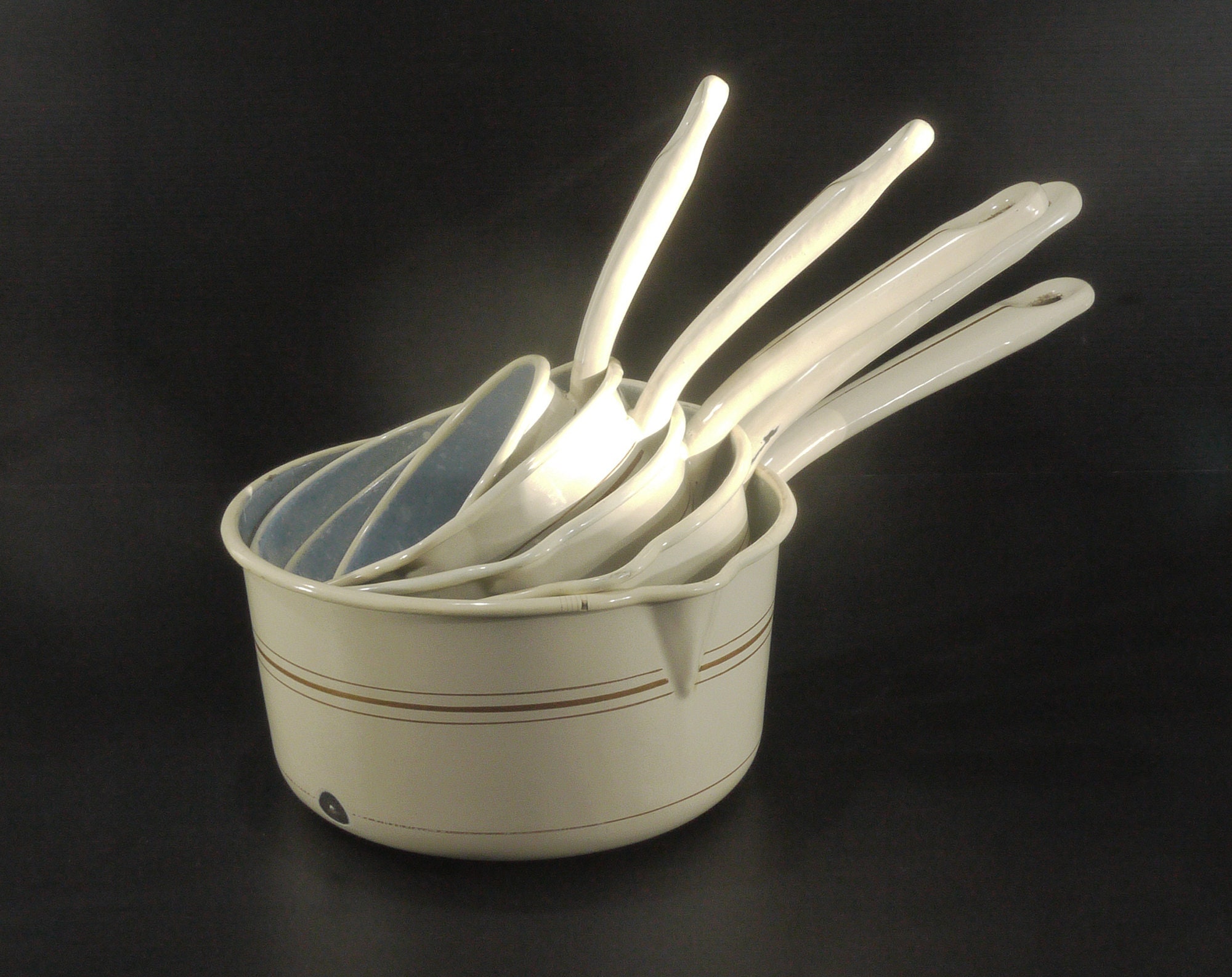 Set Of 5 French Enamel Saucepan With Pour Spout Cream & Gold