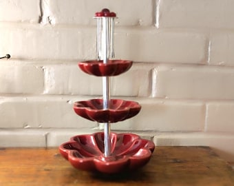 Bandeja francesa vintage de varios niveles para aperitivos con palillos para cócteles, década de 1960.