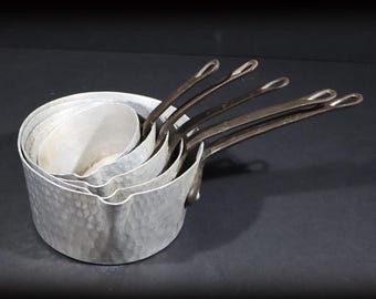 Juego de cacerolas francesas vintage de aluminio martillado con mango forjado.