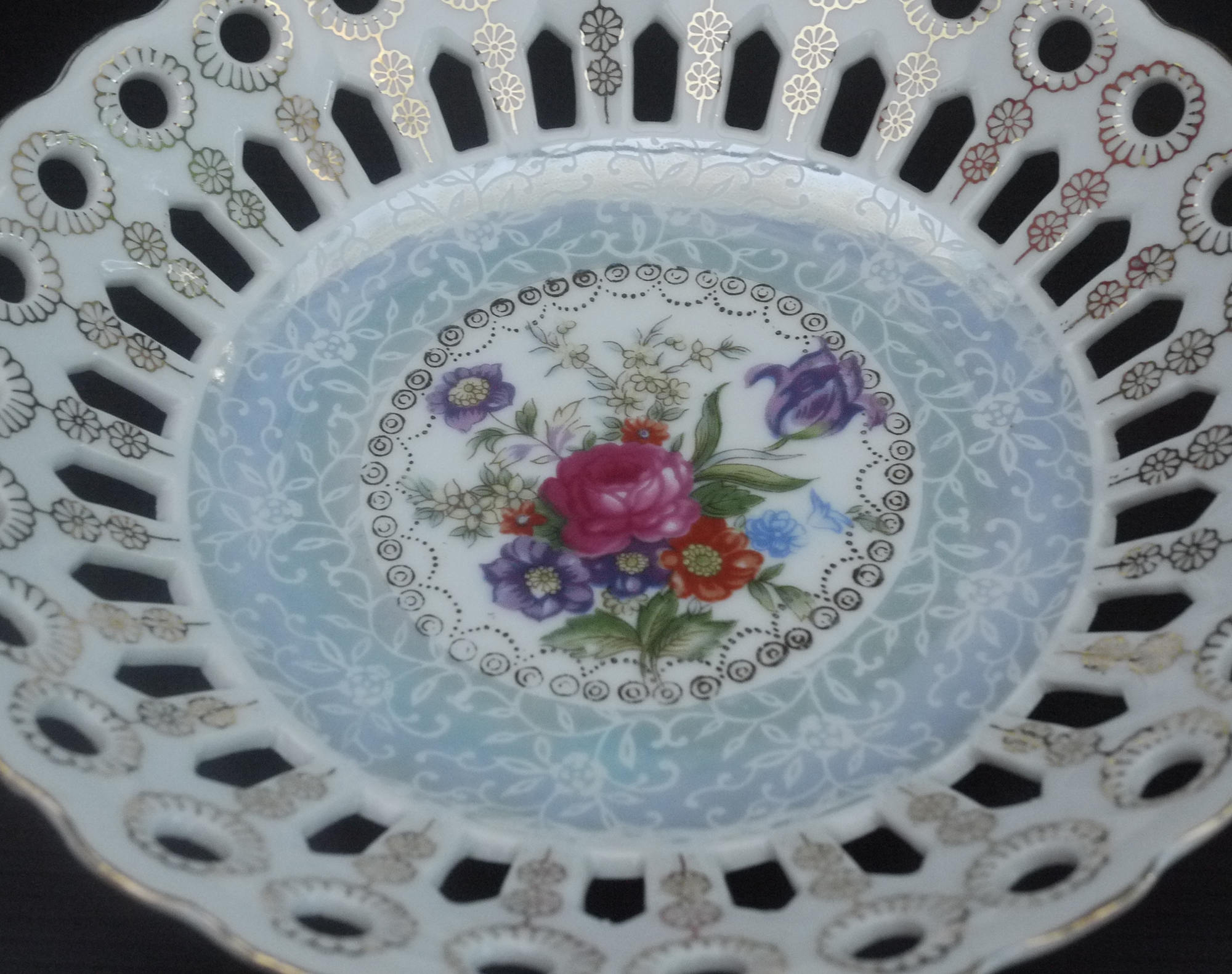 Vintage Lace Edge Decorative Plates with Floral Decor and Gilt Trim, set of 2. Chic