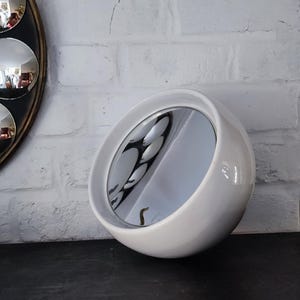 Vintage tafelspiegel in Space Age-stijl met bolvormig ontwerp van wit keramiek, jaren 60.