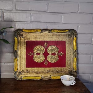 Bandeja rectangular grande florentina para bebidas de resina con decoración barroca, ideal para mesas de centro italianas.