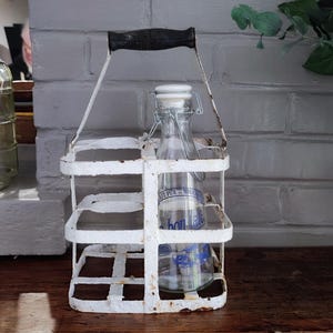 Portabotellas de vino francés antiguo con asa, cesta de metal oxidado