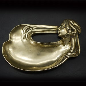 Vassoio porta carte o porta spille in bronzo dorato francese, stile Art Nouveau, con donna in bronzo