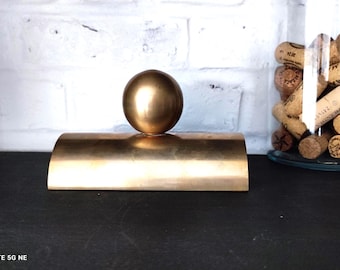 Pisapapeles de latón fundido estilo Art Déco, escultura arquitectónica