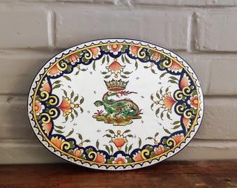 Antieke Franse decoratieve keukenonderzetter van Desvres-keramiek met klassieke koninklijke kroondecoratie.