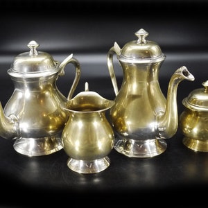 Tetera y cafetera antiguas con azucarero y jarrita de leche en cobre plateado