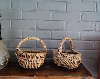 Cestas pequeñas de mimbre francesas vintage con asas