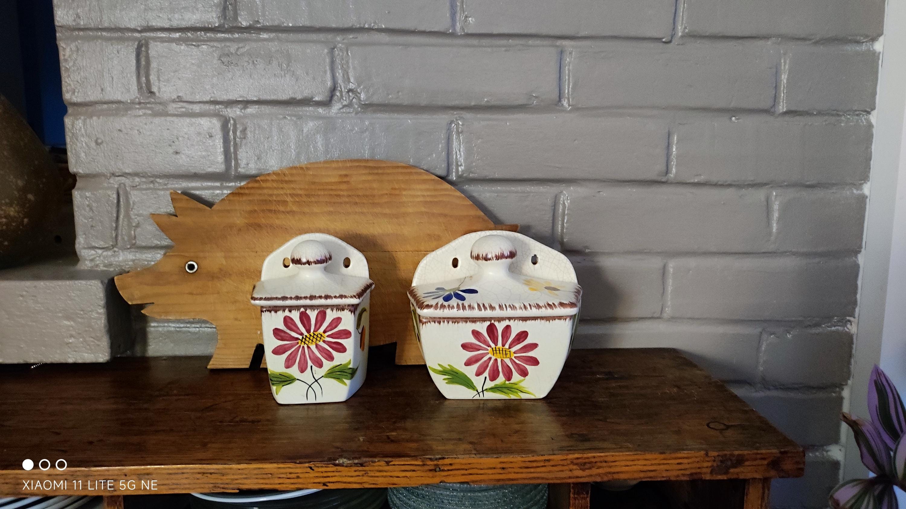 フランス 陶器製キャニスター 花柄スパイスジャー POIVRE CAFE 2個 1960年代のフランス製、花柄陶器製蓋付きソルトボックスとスパイス