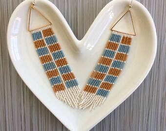 Le pull de grand-père. Boucles d'oreilles tissées à la main. Boucles d'oreilles en perles de rocaille. Boucles d'oreilles à franges. Boucles d'oreilles crème, marron et bleu. Boucles d'oreilles faites sur commande.