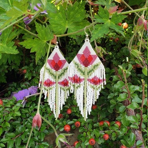 Tradisjonelle Tulipaner. Traditional Tulips. Handwoven earrings. Seed bead earrings. Fringe earrings. Flower earrings.