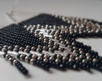 Pendientes de flecos negros y plateados, alambres de plata esterlina y cuentas de corneta retorcidas.