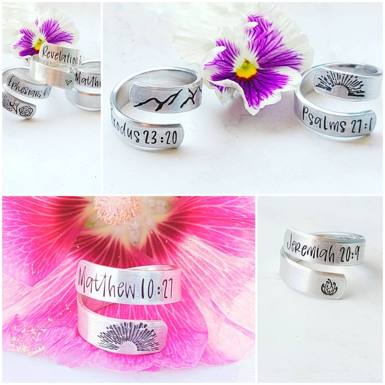 Puede incluir: Una colecci&oacute;n de anillos envolventes de metal plateado con texto y s&iacute;mbolos negros estampados. Los anillos muestran varios vers&iacute;culos b&iacute;blicos incluyendo Revelation 3, Ephesians 4, Exodus 23:20, Psalms 27:1, Matthew 10:27 y Jeremiah 20:9, junto a iconos.