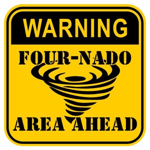 Op de afbeelding: Een geel waarschuwingsbord met zwarte tekst en een zwarte tornado-afbeelding. Het bord luidt "WAARSCHUWING FOUR-NADO GEBIED VOORUIT".